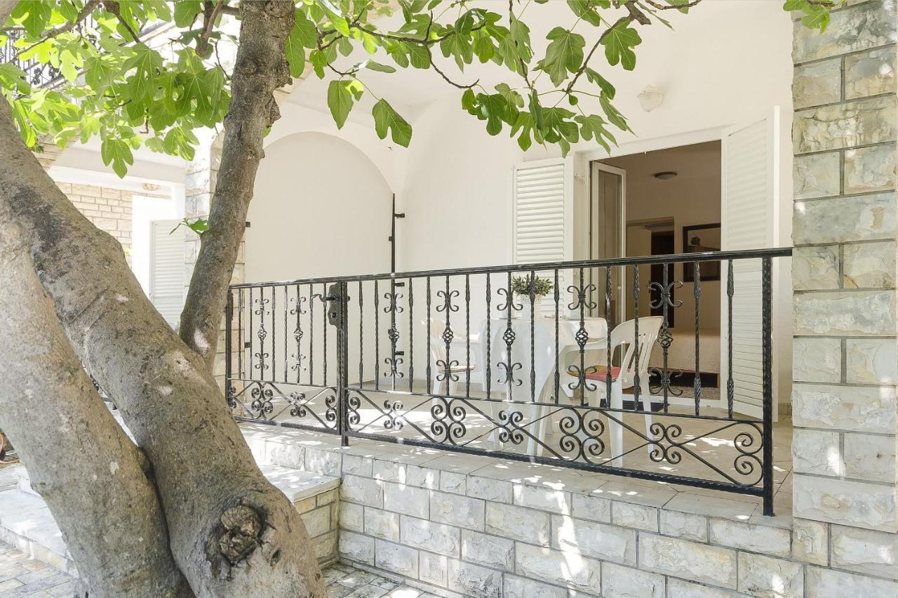 Apartments Karolina Водице Екстериор снимка
